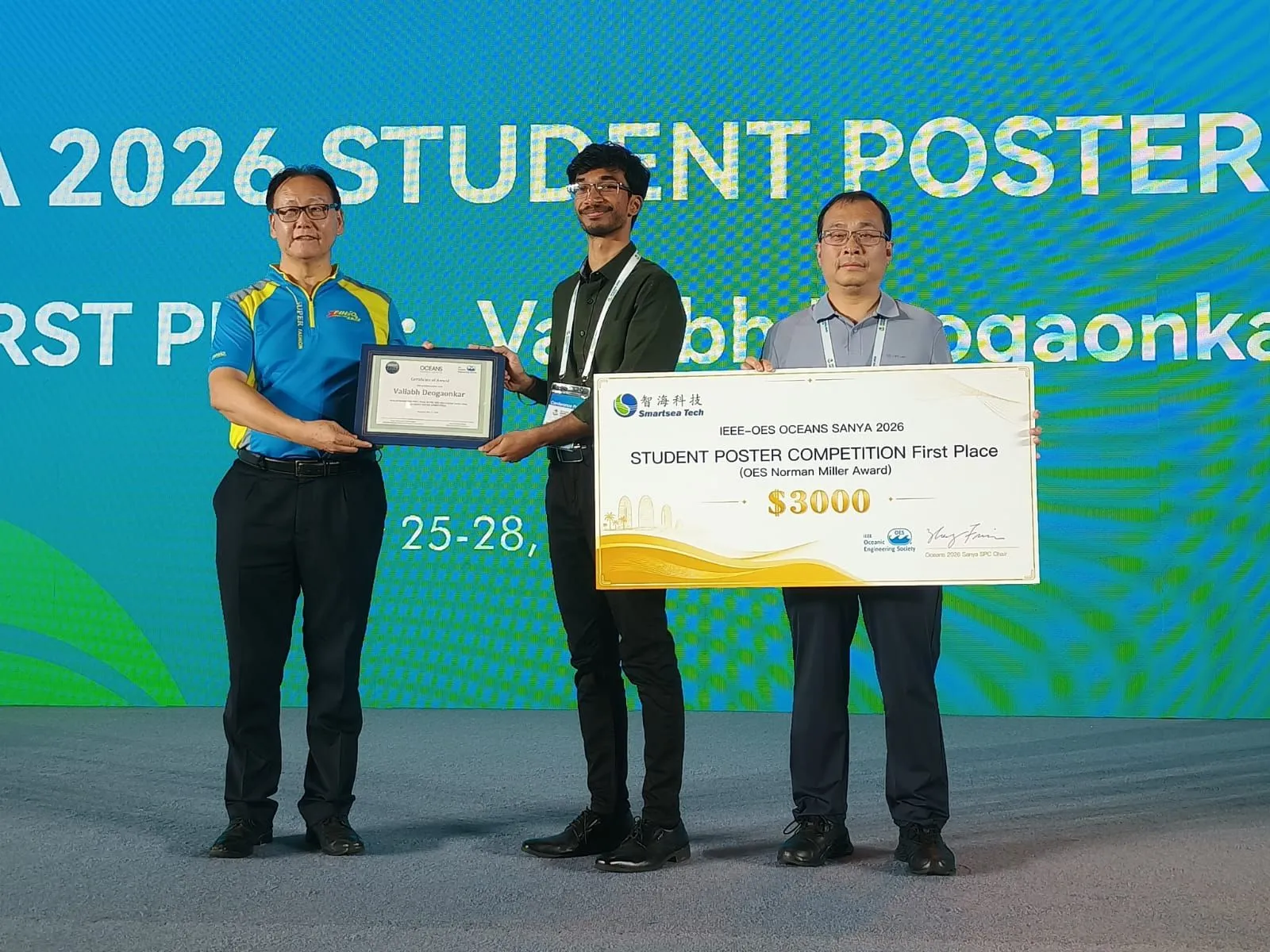 Vallabh Deogaonkar receiving the first-place OES Norman Miller Award and ceremonial cheque at OCEANS 2026 Sanya